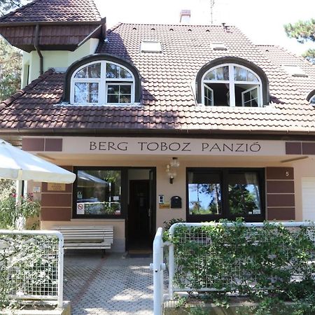 ホテル Berg Toboz Panzio ペーチ エクステリア 写真