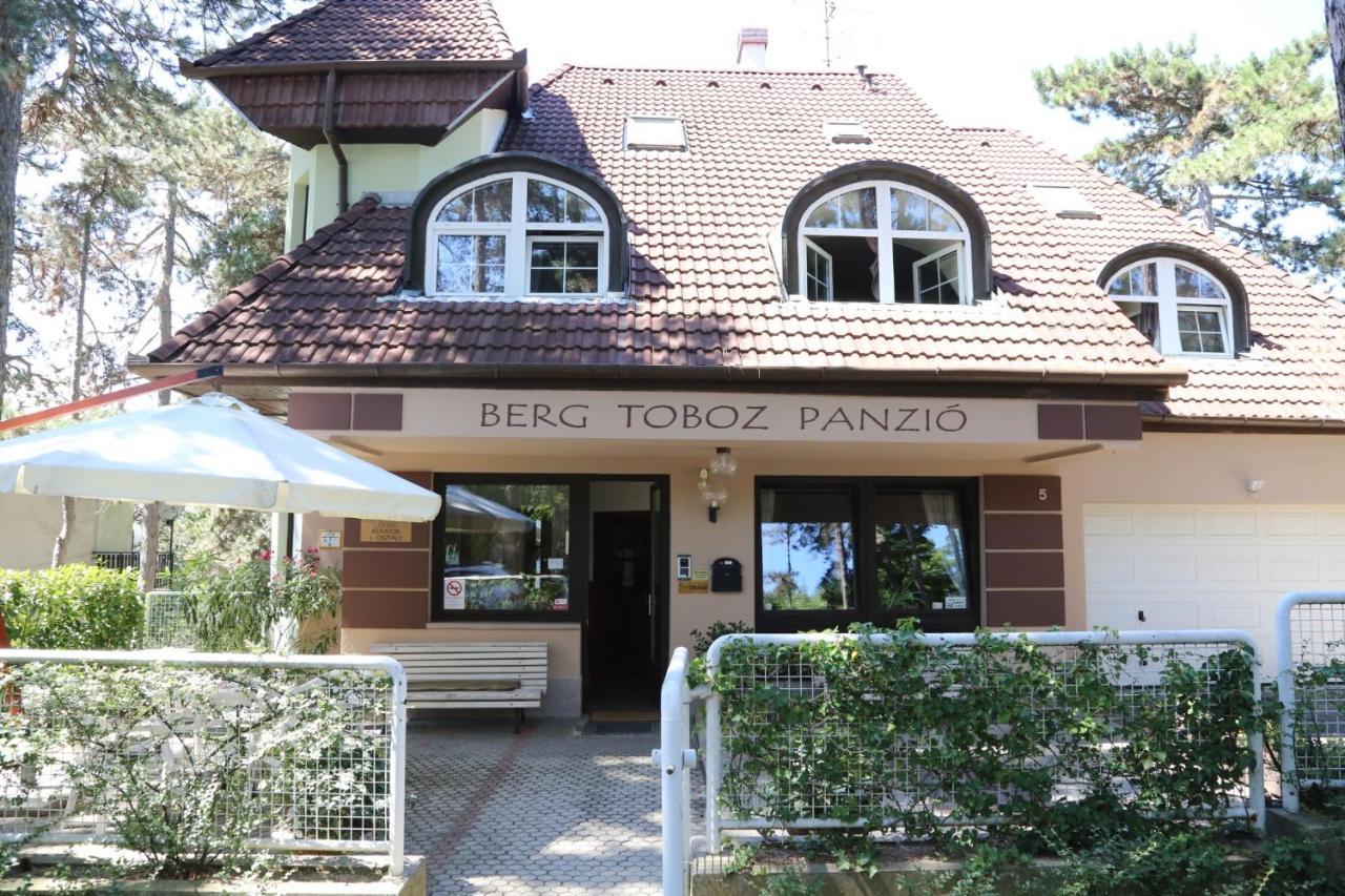 ホテル Berg Toboz Panzio ペーチ エクステリア 写真