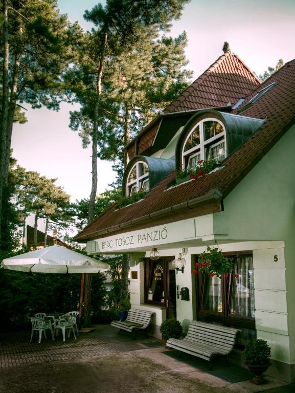 ホテル Berg Toboz Panzio ペーチ エクステリア 写真