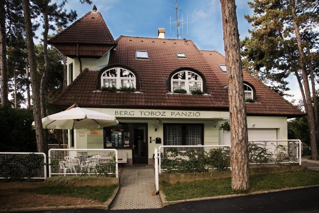 ホテル Berg Toboz Panzio ペーチ エクステリア 写真